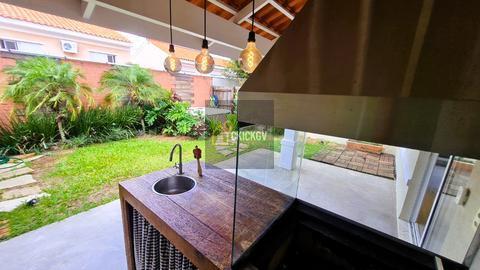 Excelente oportunidade de compra no condomínio Casa Bella Bosque Residencial, em Indaiatuba!  3 dormitórios (1 suíte), sala de estar e jantar integrada no espaço gourmet, quintal com hidromassagem jacuzzi e muito verde. 