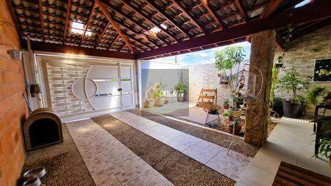 Casa à venda no Jardim Nova Veneza com área gourmet completa, amplo quintal e jardim em Indaiatuba, com área construída de 107.35m² em terreno de 150m² . 